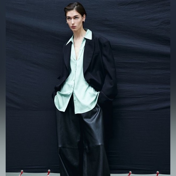 H&M V-neck collared button up blouse - Picture 2 of 2